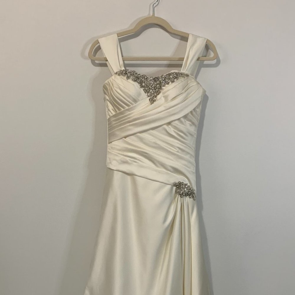 BEAUTIFUL Lace Up Off Shoulder Wedding Dress | Corset Back | A-Line Tulle Gown - Picture 13 of 15